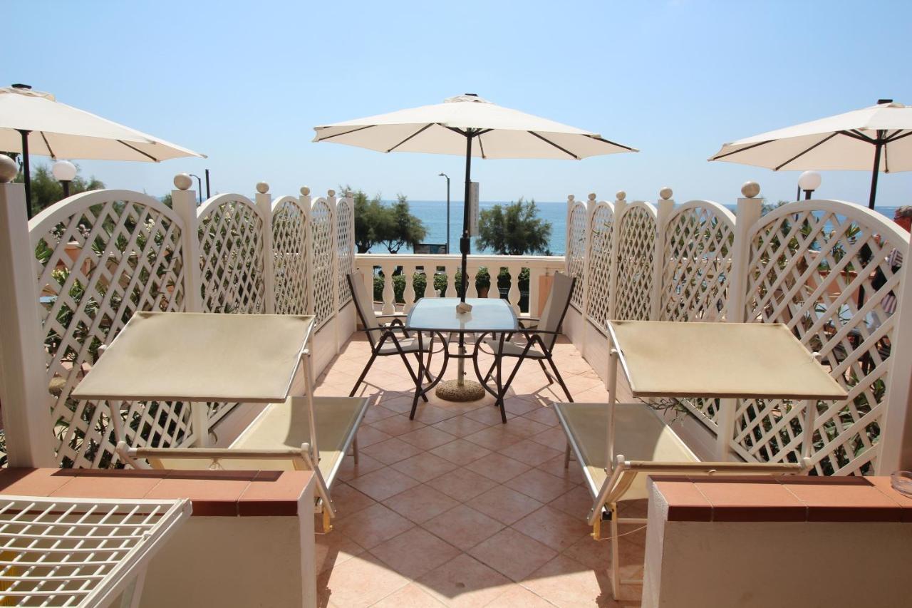 Aparthotel Del Prado Riva Ligure Exterior foto