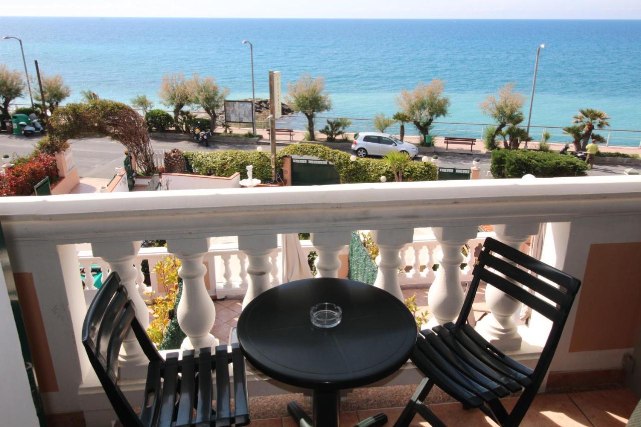 Aparthotel Del Prado Riva Ligure Exterior foto