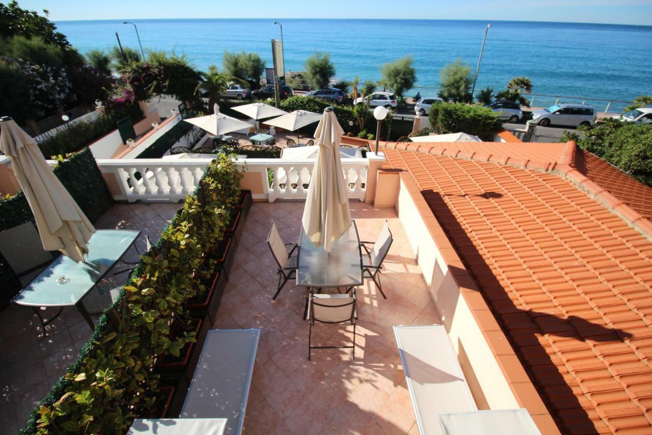 Aparthotel Del Prado Riva Ligure Exterior foto